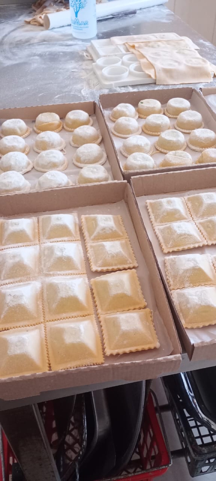 Pastas rellenas durante la elaboración diaria